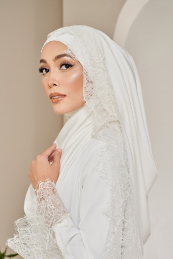 AMIA Long Shawl in White